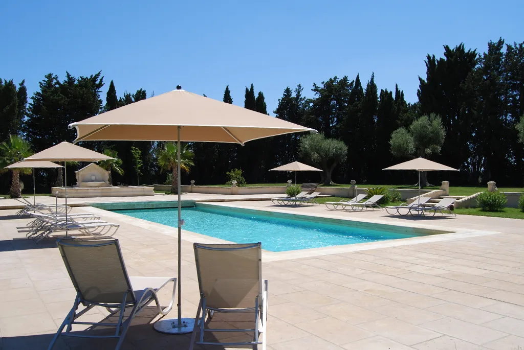 Photographie de l'extérieur et sa piscine - Domaine du Grand Malherbes