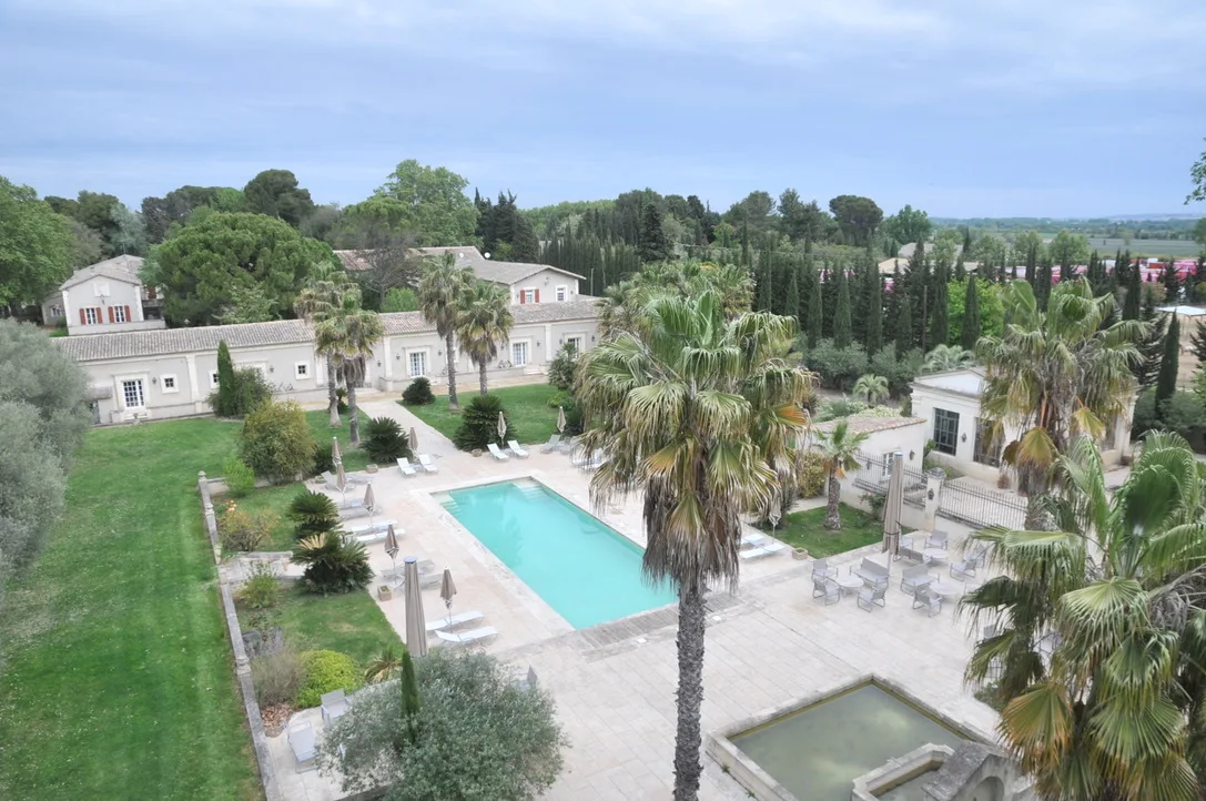 Vue aérienne du Domaine du Grand Malherbes et sa piscine