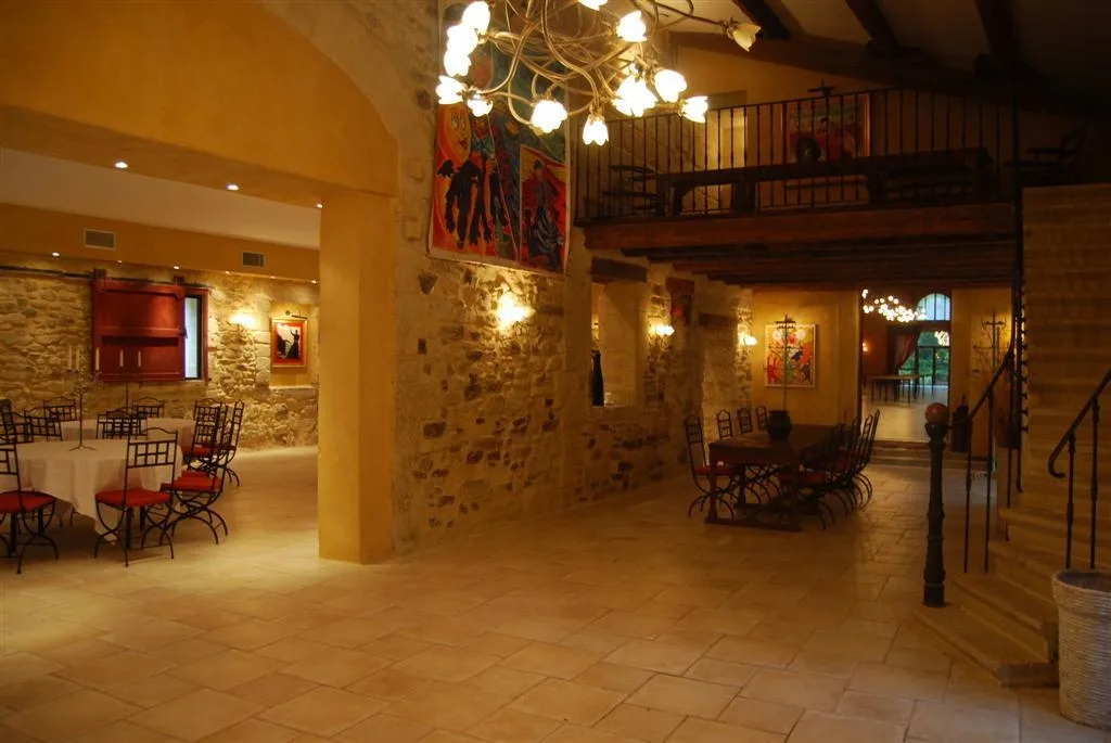 Salle Cocteau - pierres apparentes et lumière naturelle