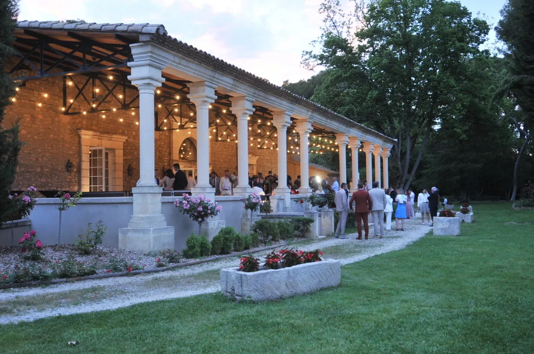 Préau illuminé pour un mariage au Grand Malherbes en début de soirée