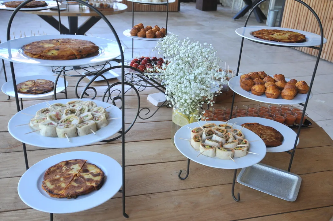 Présentation de buffet à apéritifs pour le vin d'honneur au Grand Malherbes