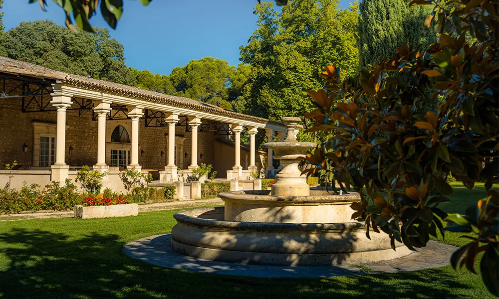Grand malherbes jardin fontaine