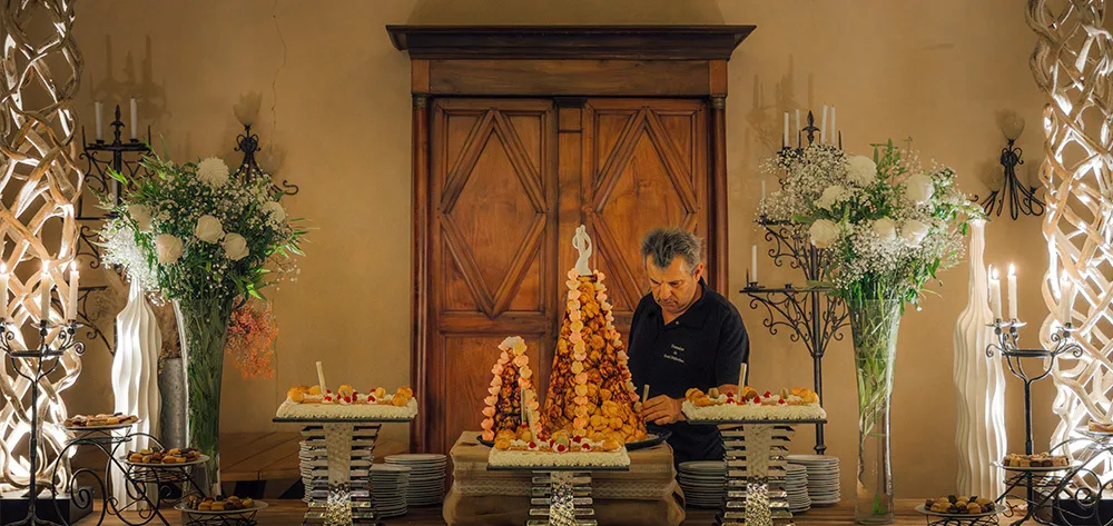 Vincent Michel en train de finaliser la présentation de la pièce montée à l'occasion d'un mariage au Domaine du Grand Malherbes