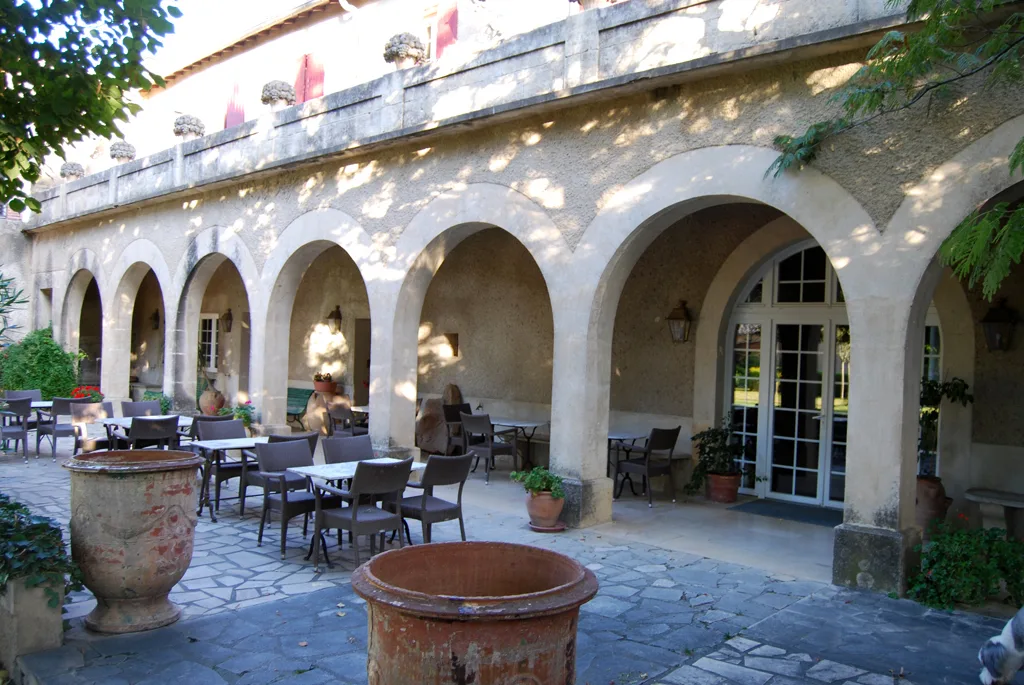 Cour intérieure du Domaine du Grand Malherbes et ses voûtes