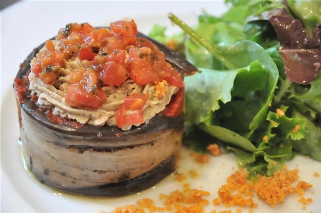 Entree d'aubergine du Grand Malherbes présentée sur une assiette