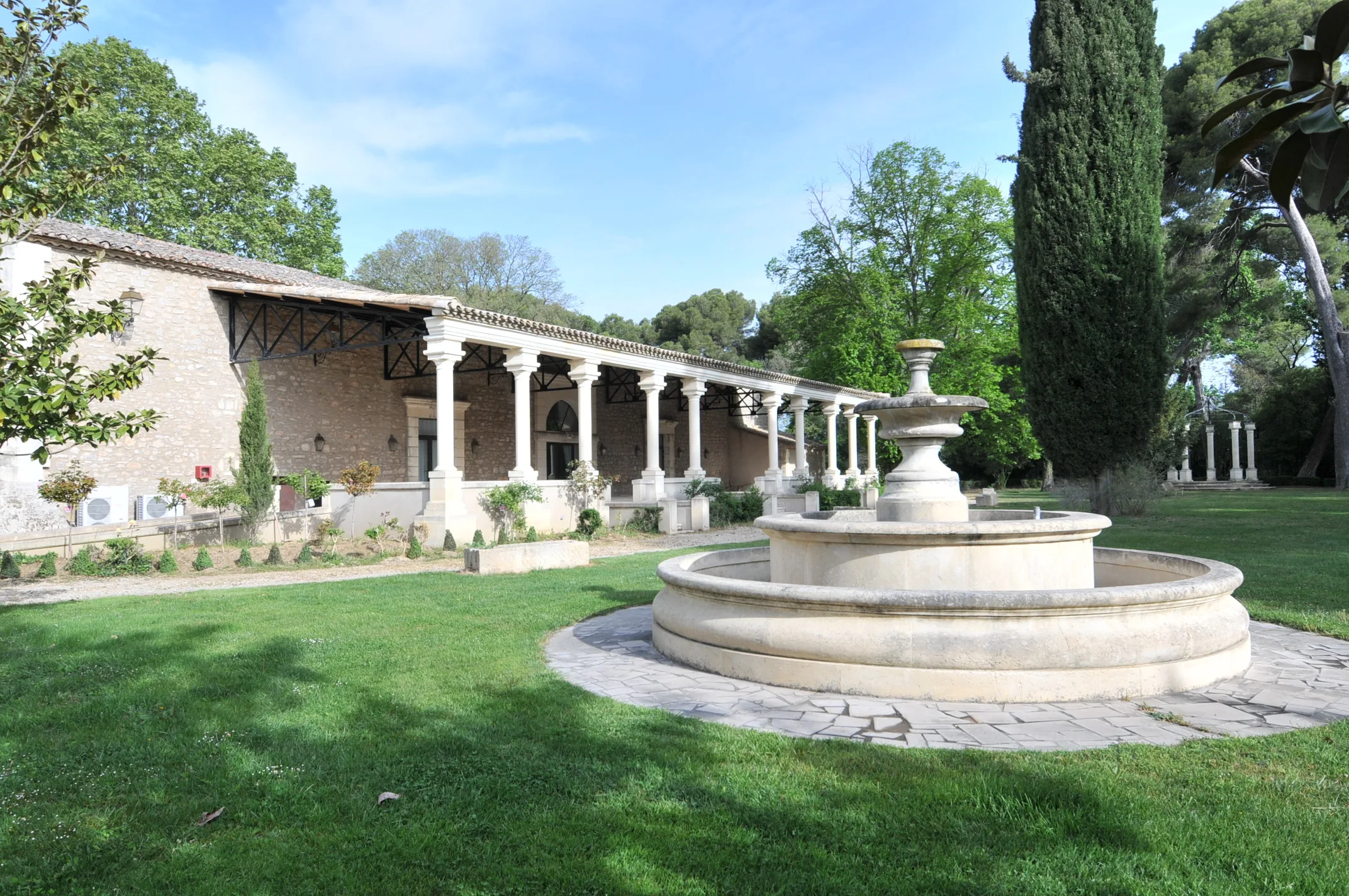 Préau de 250 m2 vu côté fontaine