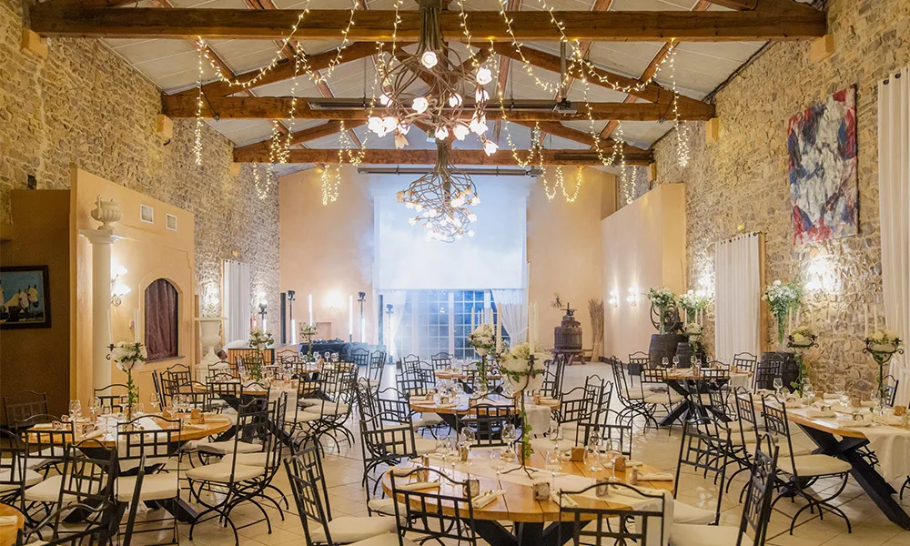 Salle Grand Malherbes, ses tables dressées et son ciel étoilée