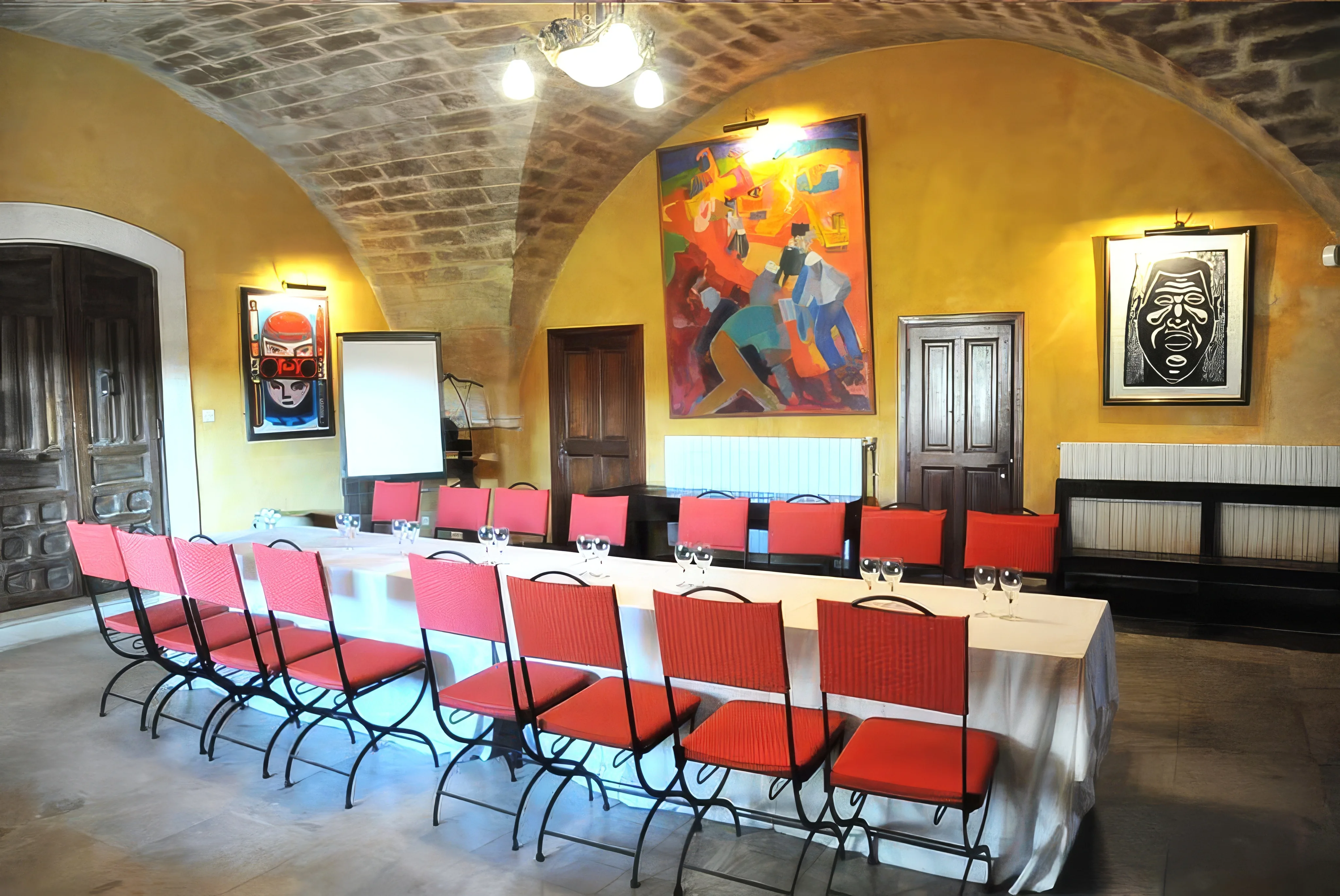 Salon Baroncelli et sa table de réunion préparée