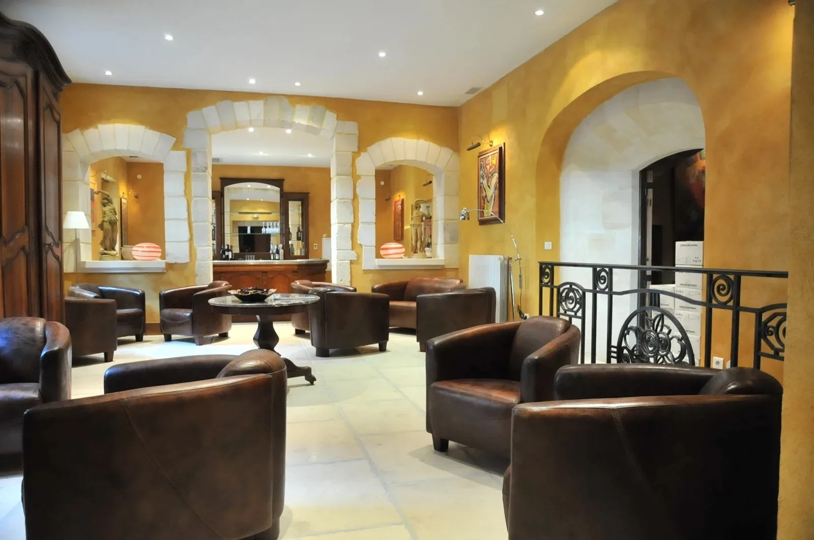 Salon Satie - fauteuils en cuir et pierres voûtées