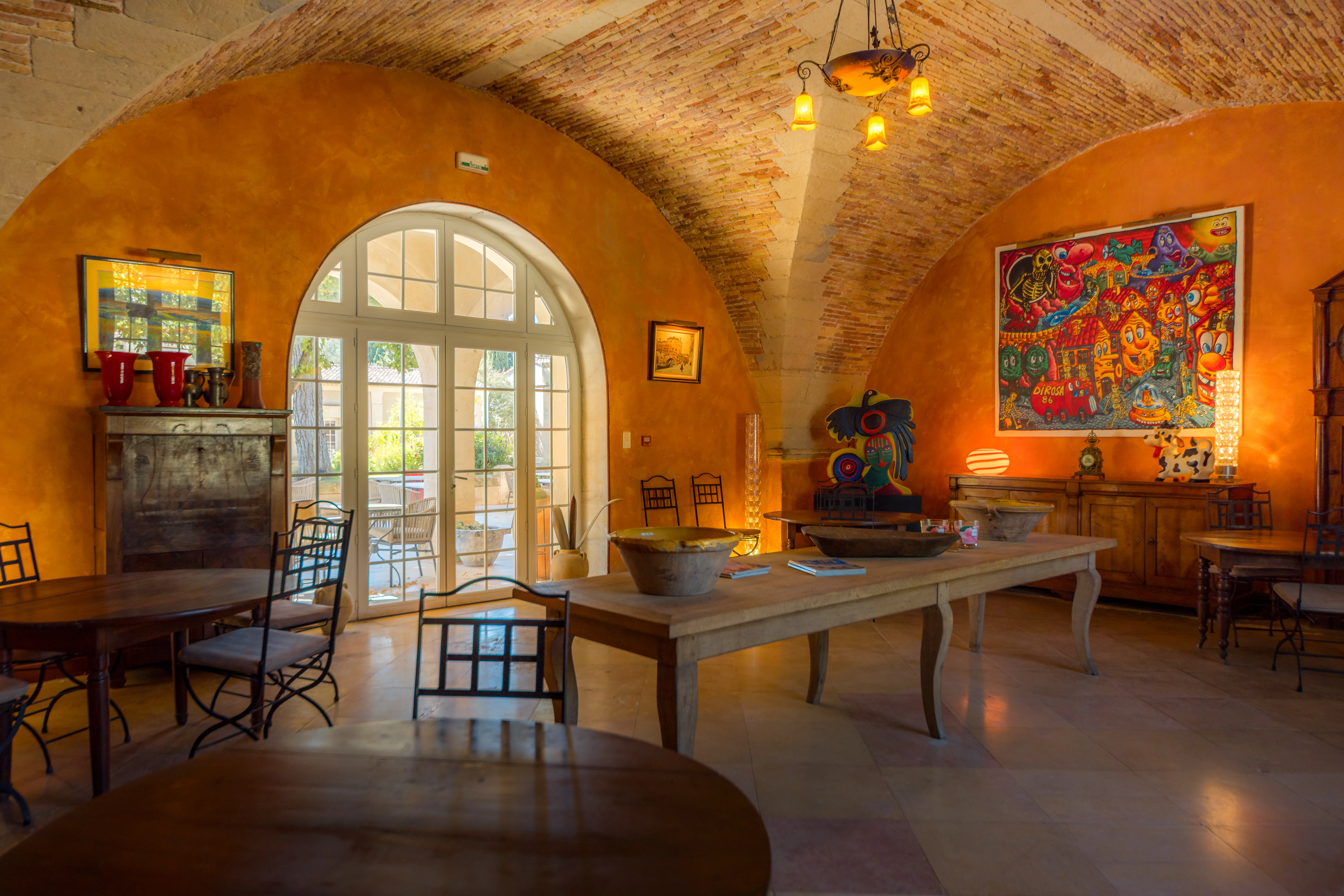 Intérieur d'un salon voûté aux pierres apparentes du Domaine du Grand Malherbes