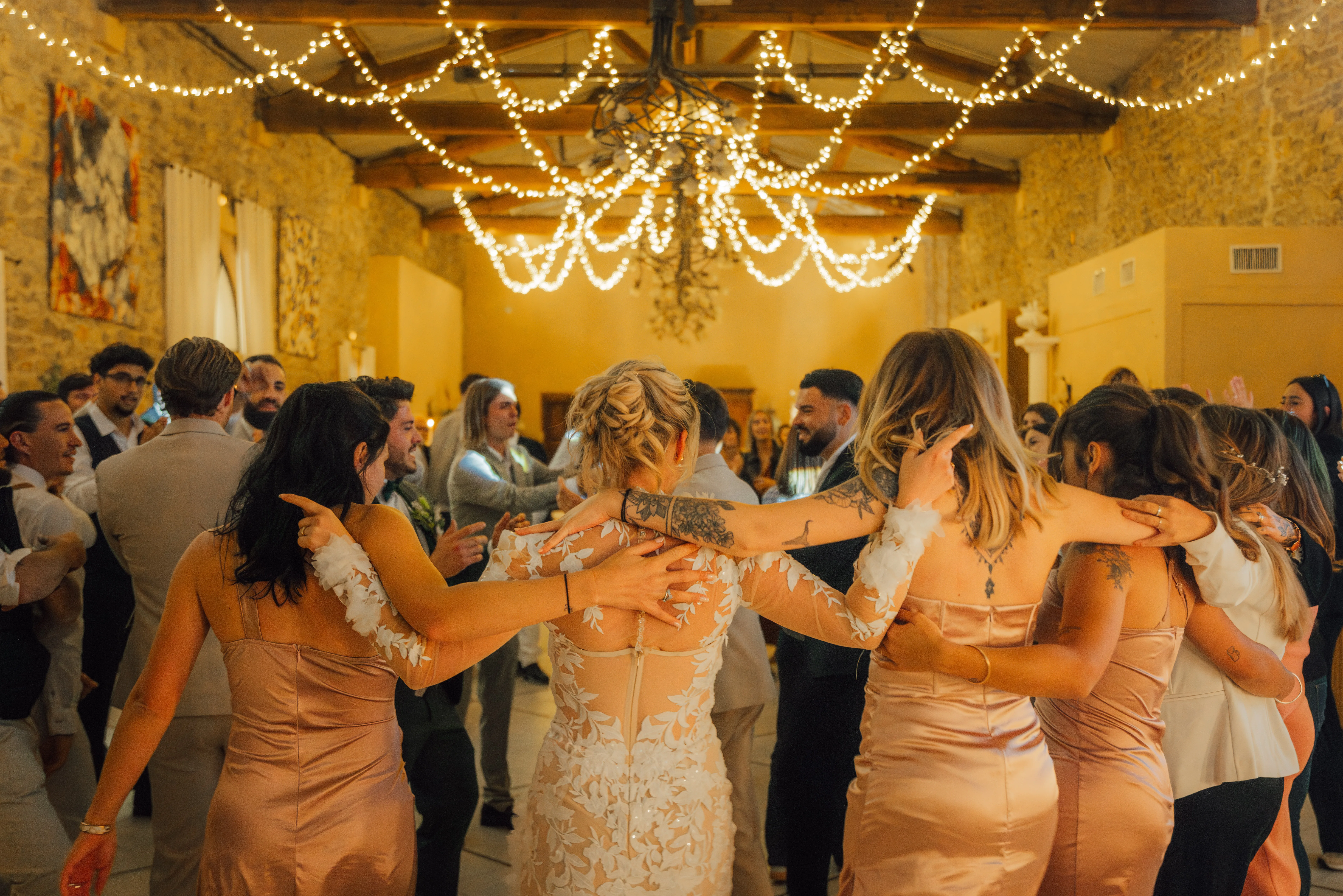 Des personnes en train de danser à l'occasion d'un mariage dans la Salle du grand Malherbes