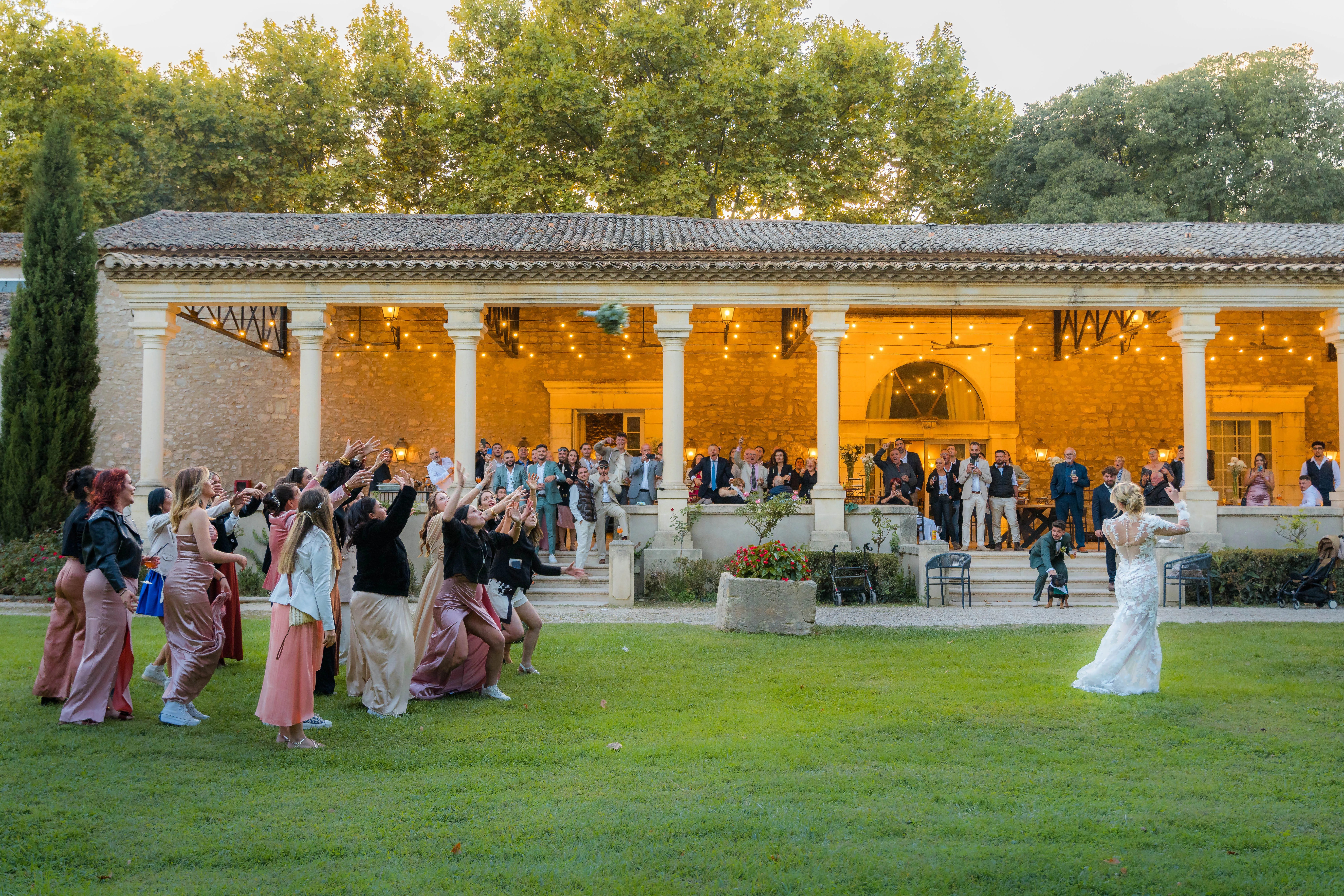 Mariée jetant son bouquet face au préau du Grand Malherbes