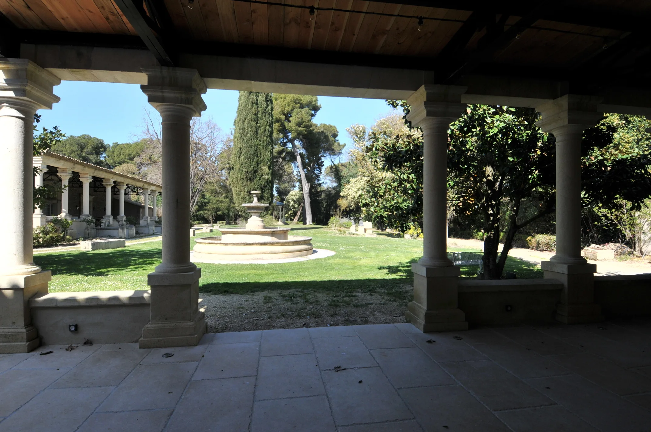 Préau d'Henri vu de l'intérieur, sur la fontaine et le parc