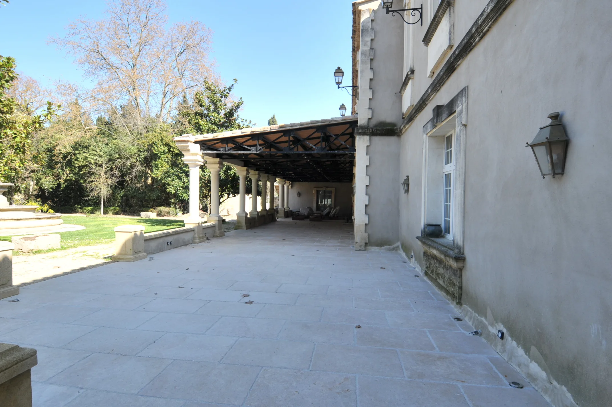 Espace terrasse non agencé du préau d'Henri