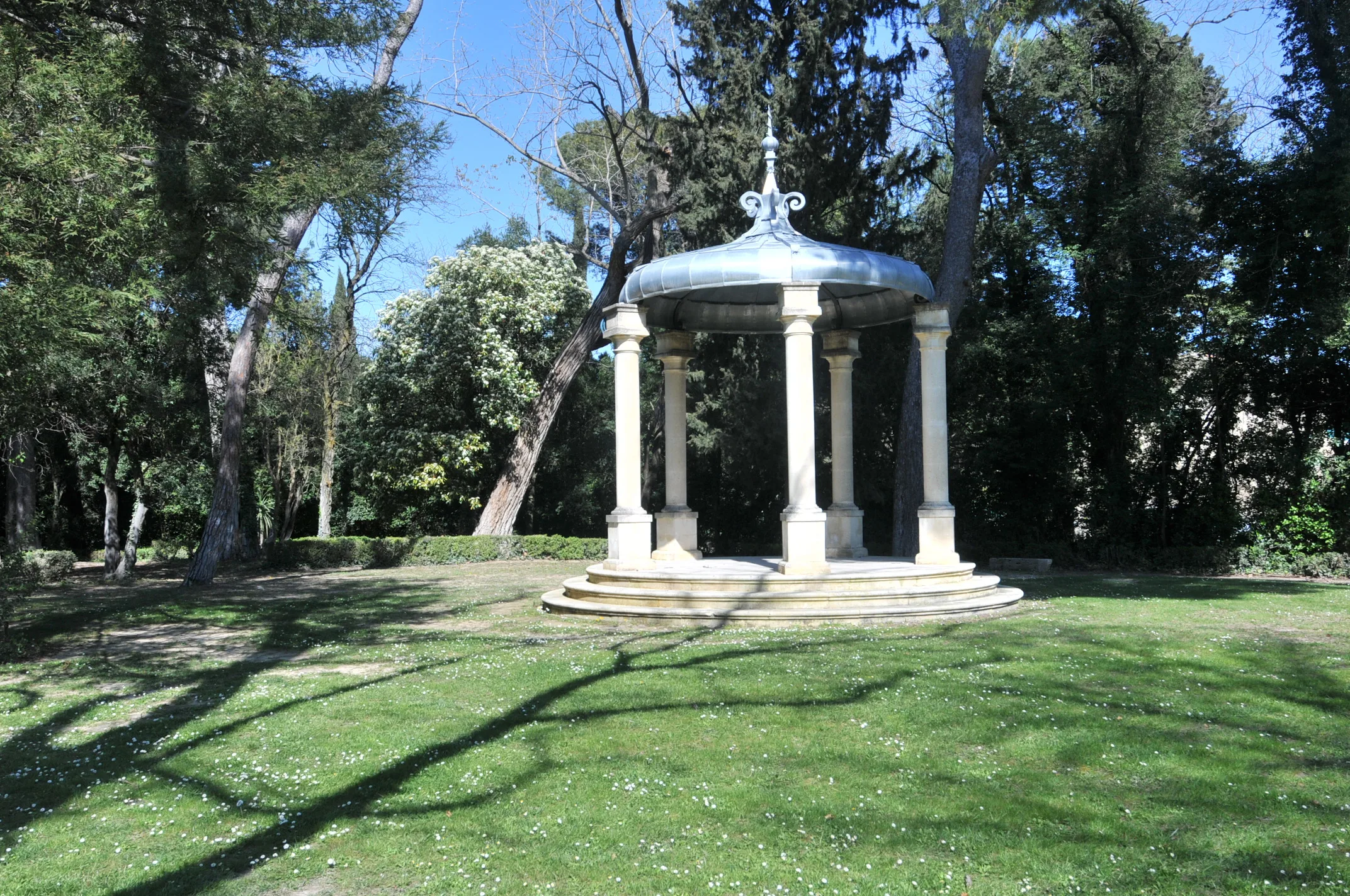 Kiosque La Gloriette Grand Malherbes et son tôt en zinc dans les jardins du parc du Domaine du Grand Malherbes