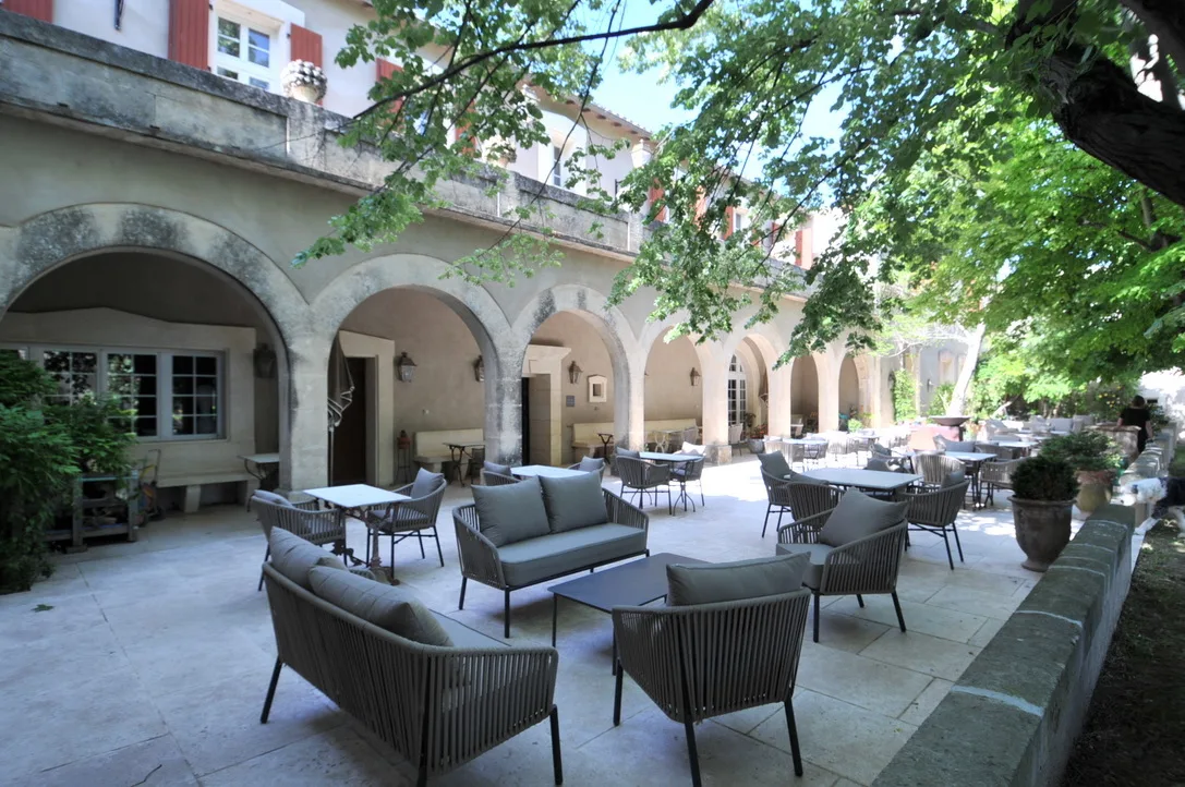Cour intérieure à l'ombre des Tilleuls du Grand Malherbes