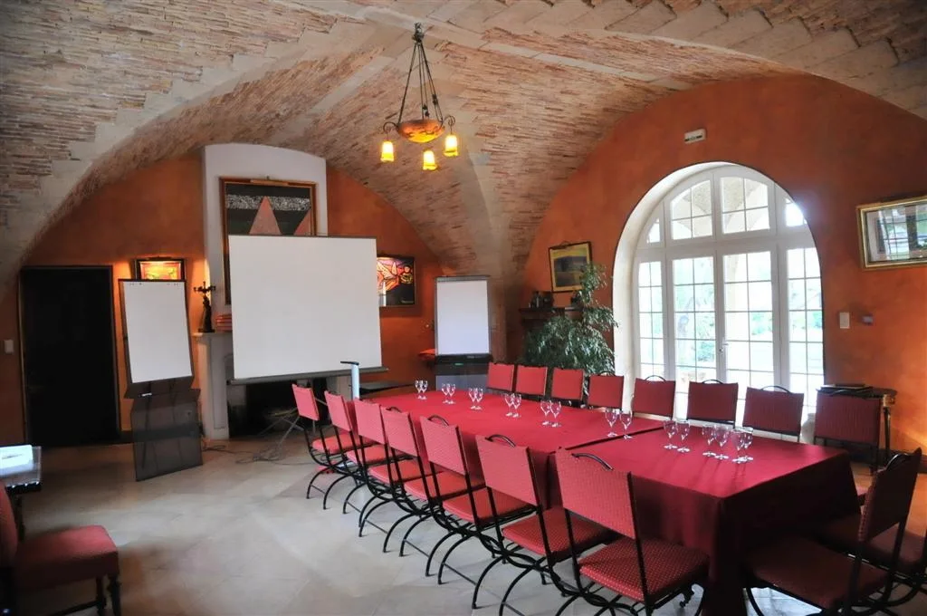 Salon Hugo – configuration en conseil (16 places)