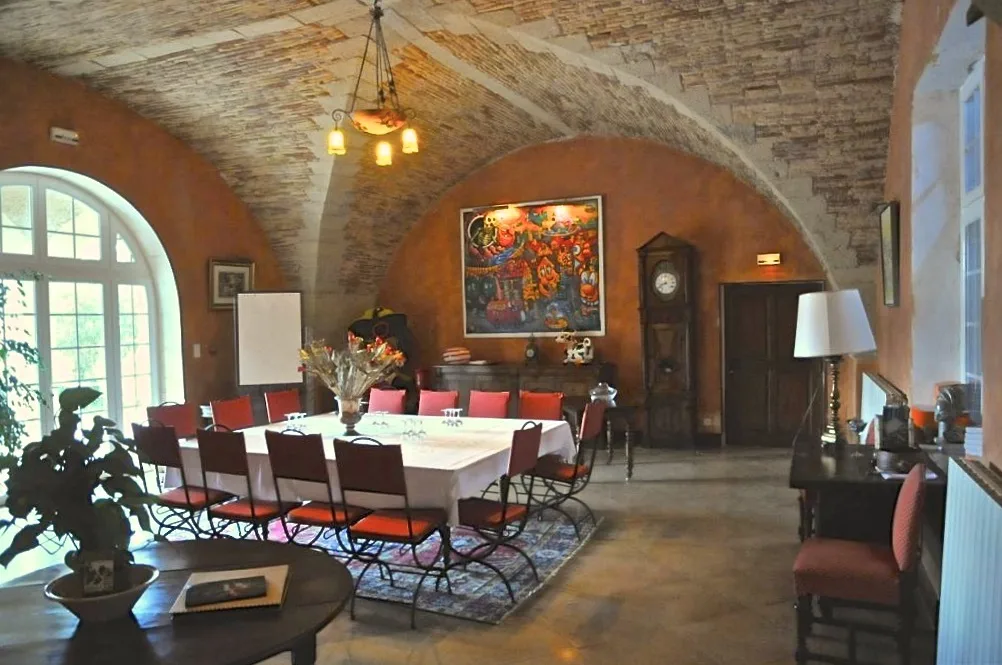 Salon Hugo – Réunion en carré fermé autour d’une grande table