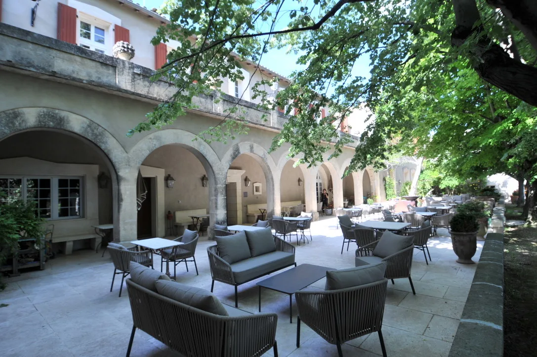 Cour du Grand Malherbes : lounge sous les tilleuls, voûtes apparentes.
