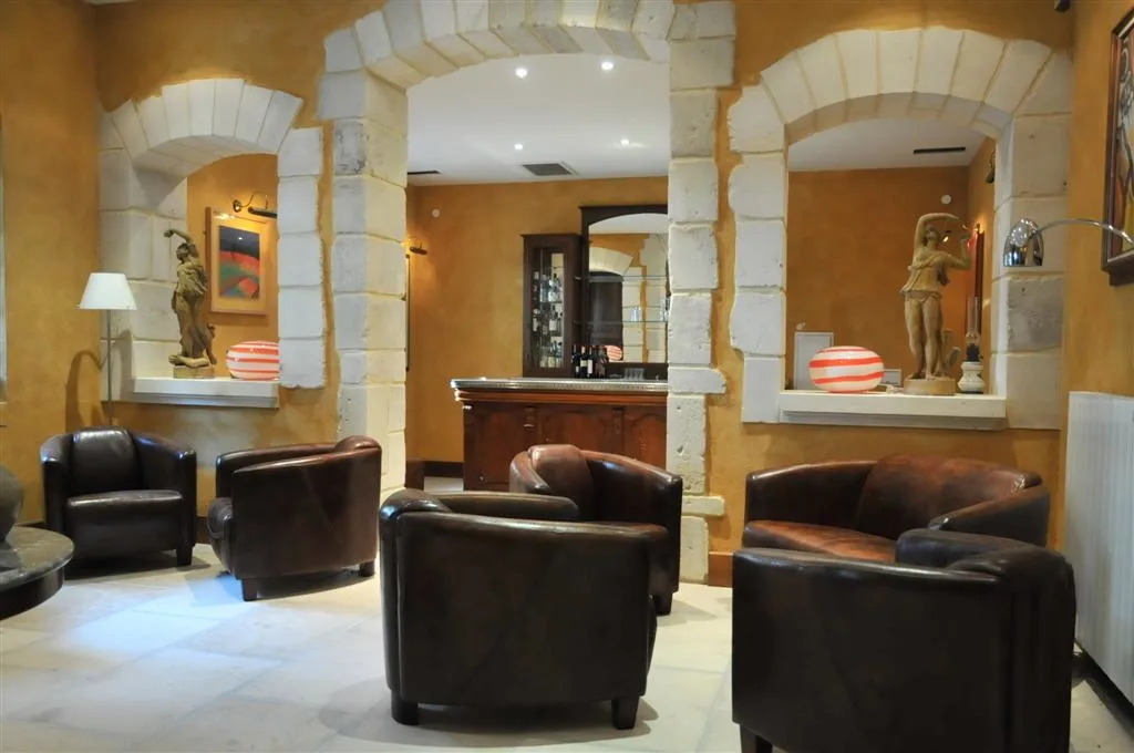 Salon Satie – bar privé et fauteuils en cuir